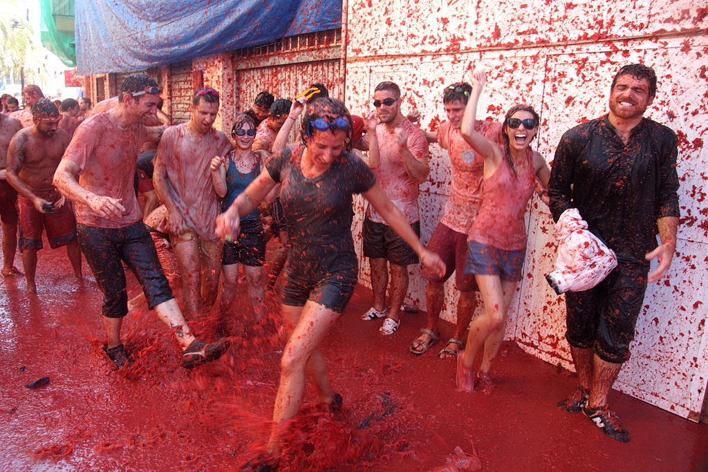 By flydime (La Tomatina (25.08.2010) / Spain, Buñol) [CC BY-SA 2.0 (https://creativecommons.org/licenses/by-sa/2.0)], via Wikimedia Commons