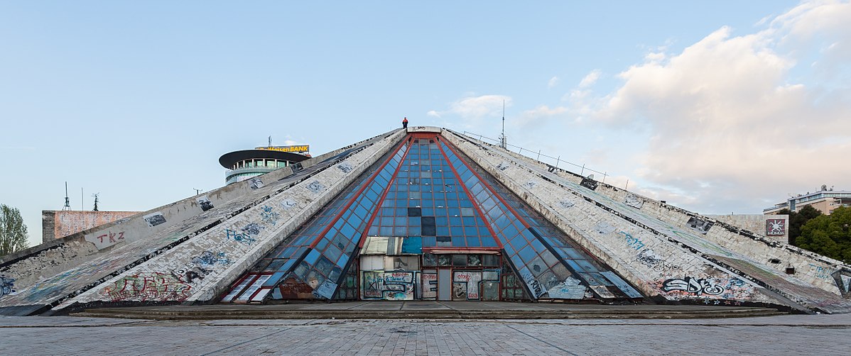 Pyramide von Tirana, Von Diego Delso, CC BY-SA 3.0, https://commons.wikimedia.org/w/index.php?curid=33232691