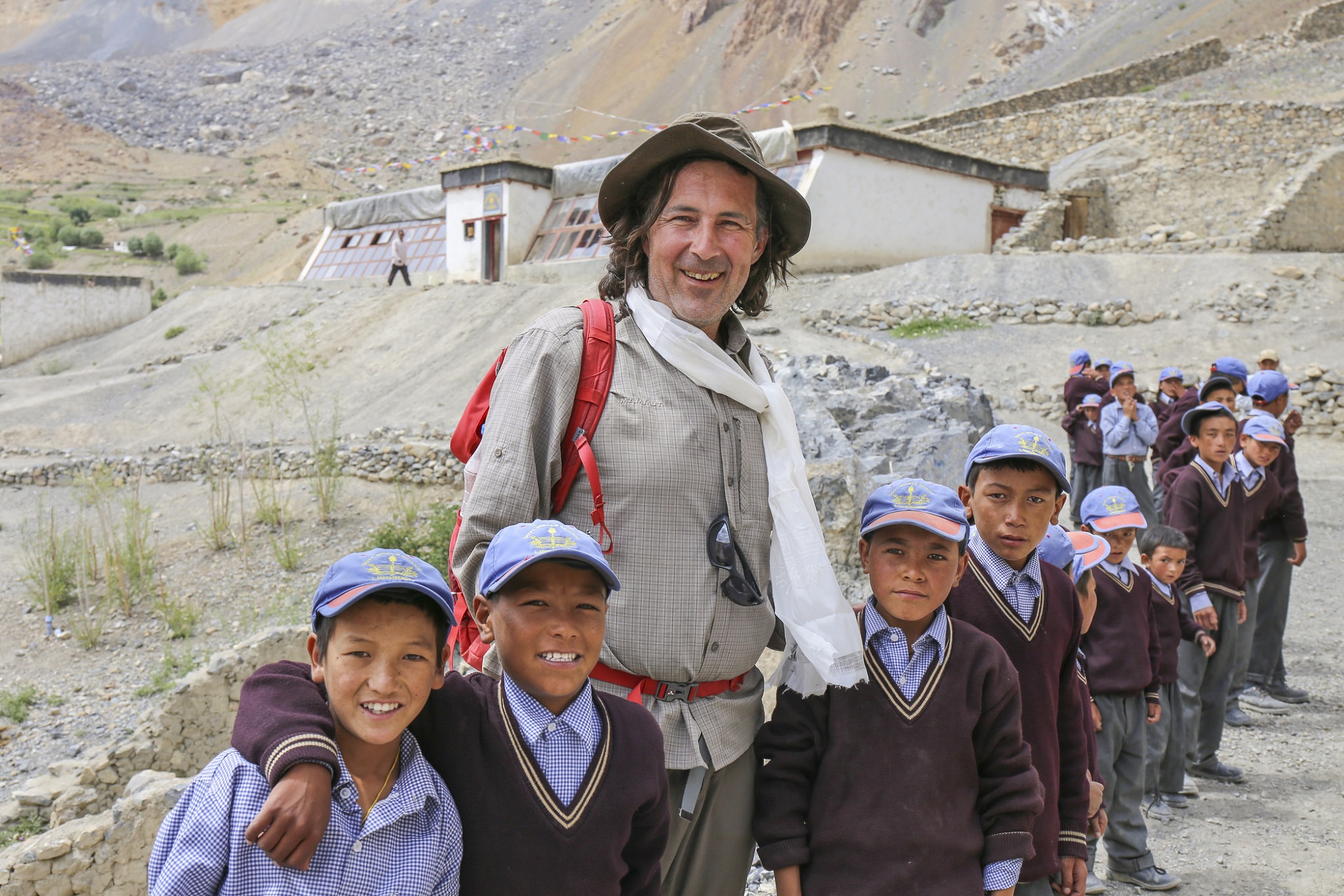 Christian Hlade vor seiner Solarschule in Ladakh (Nepal), (c) Weltweitwandern.com
