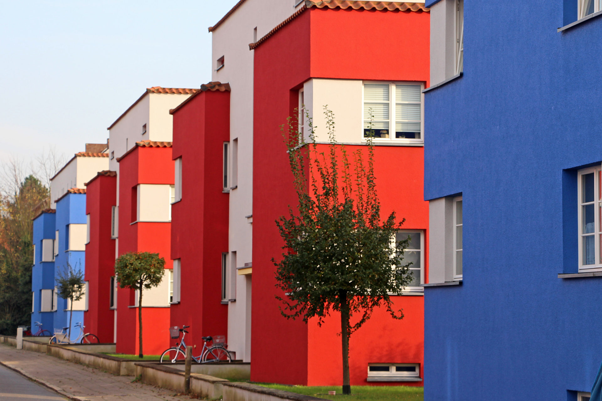 Die beeindruckende und farbenfrohe Siedlung „Italienischer Garten“ ist auch Teil jeder Bauhaus - Architektur Führung in Celle (Copyright: CTM GmbH, Foto: Klaus Lohmann) Bauhaus Touren