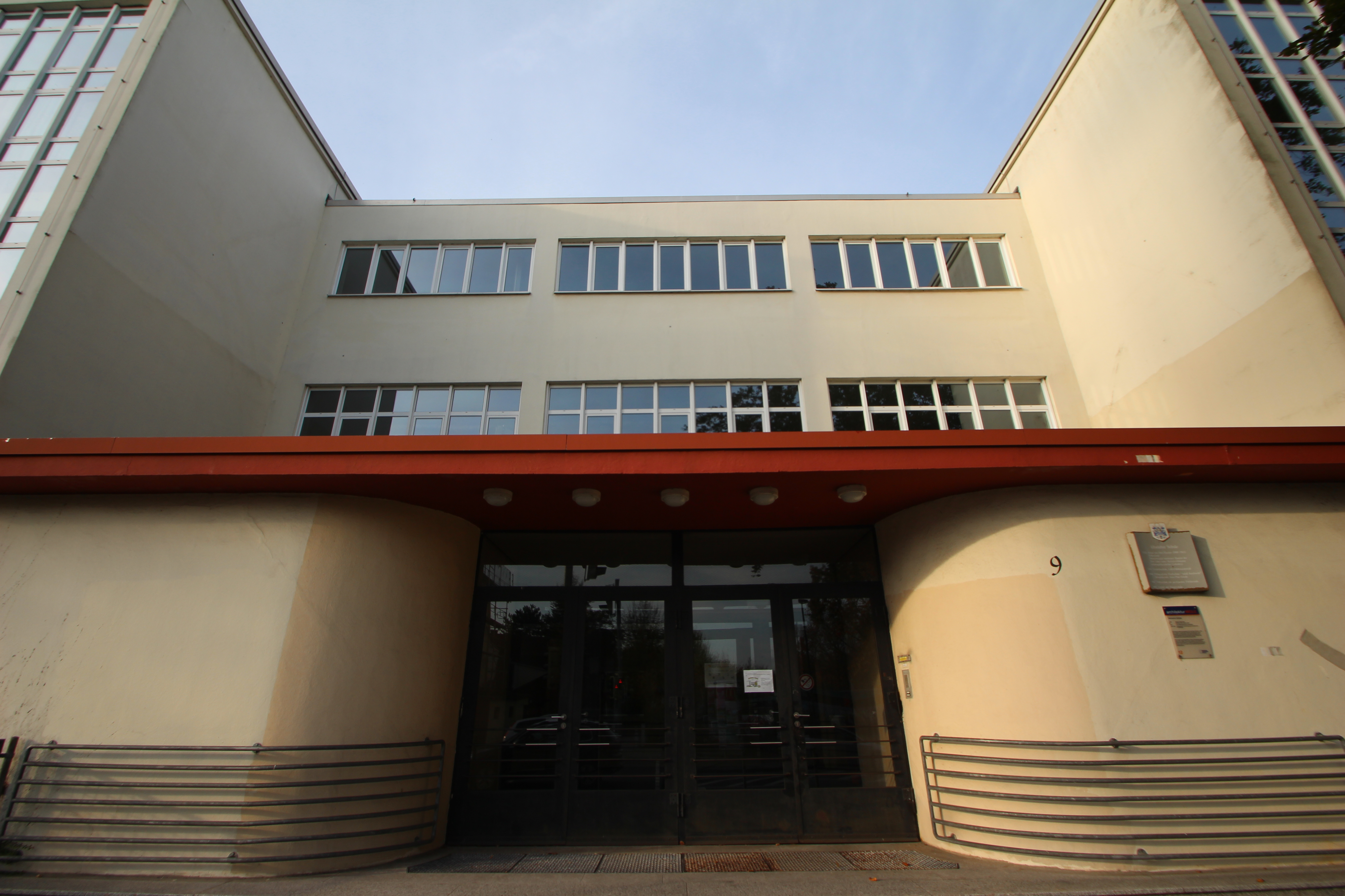 Die berühmte Altstädter Schule oder auch "Glasschule" darf bei keiner Bauhaus - Führung in Celle fehlen (Copyright: CTM GmbH, Foto: Klaus Lohmann)