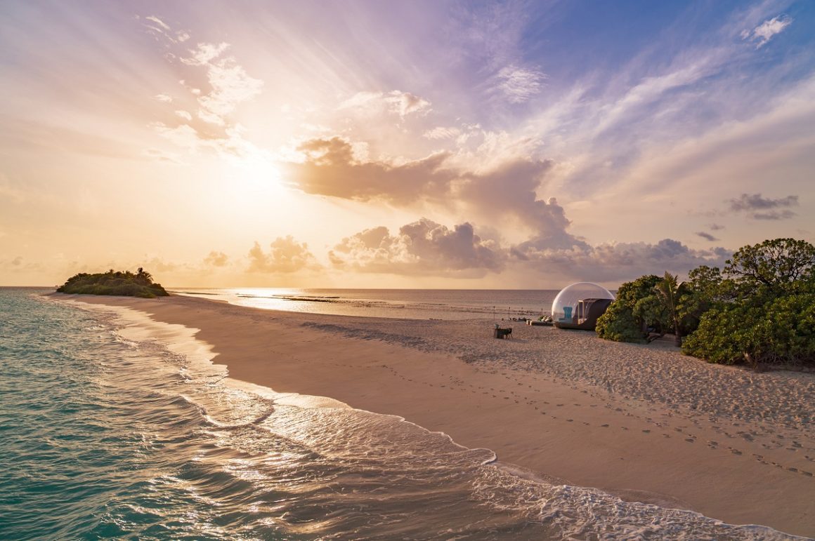Finolhu Maldives Beach Bubble Romantische Nächte unterm Sternenzelt Strand Sonnenuntergang The Chill Report