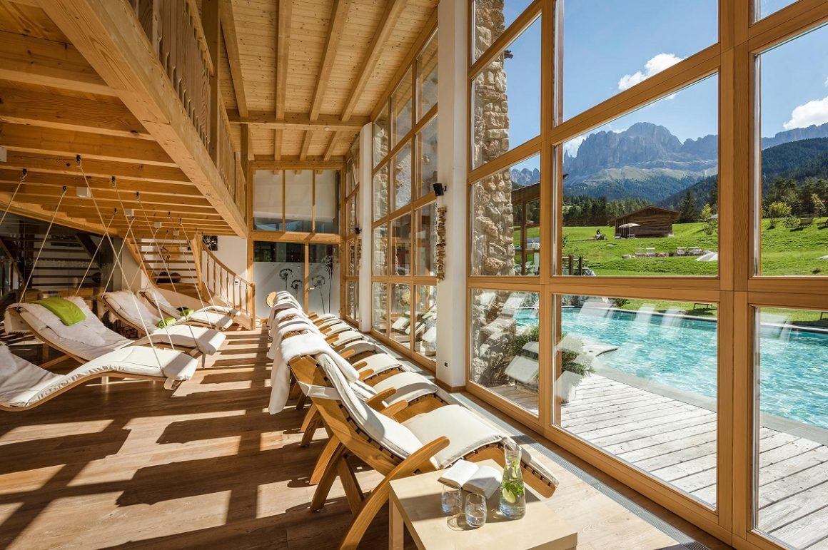 Außenansicht Frühling im Naturhotel Cyprianerhof Südtirol