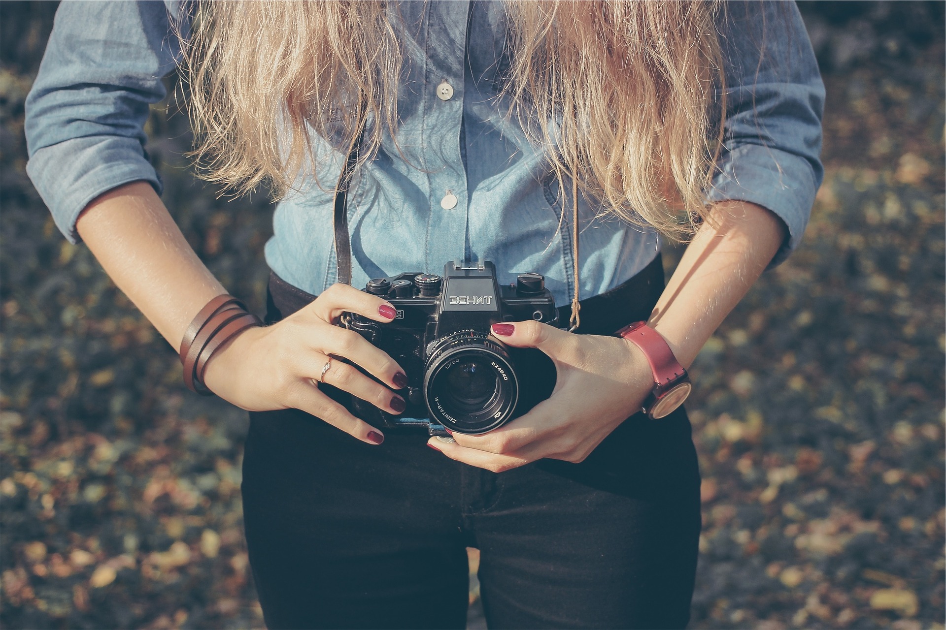Frau mit Kamera Photo + Adventure 2019 Wien Reisemesse