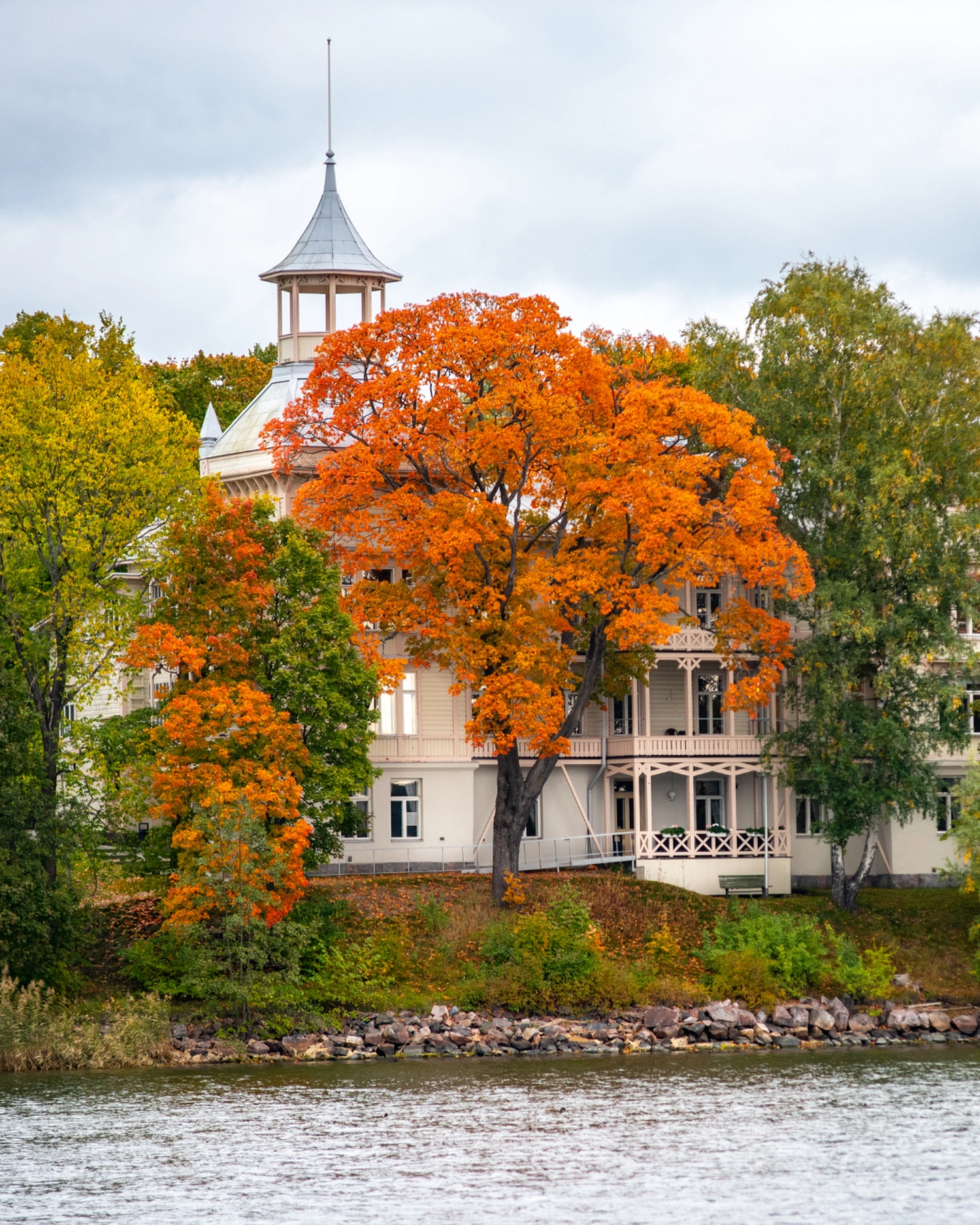 Finnland Kirche Herbst