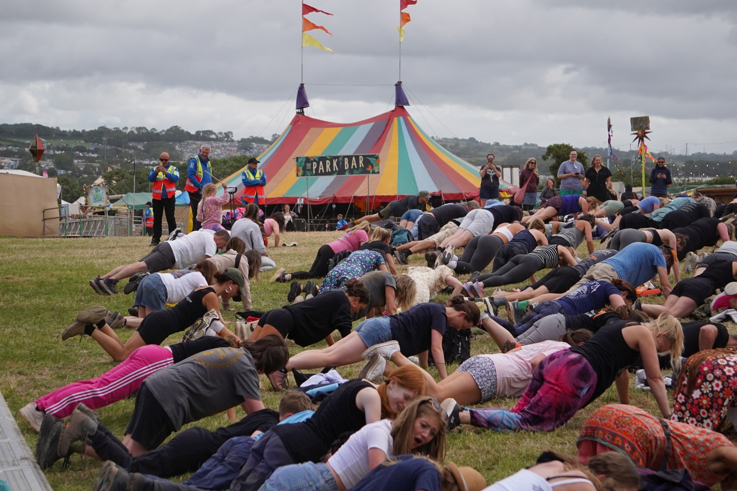 People at Glastonbury doing a Workout mit Joe Wicks