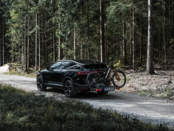 Polestar E-Bike limitiert Seitenansicht mit Auto