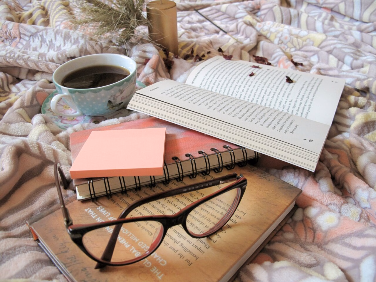 Buch und Kaffee im Bett