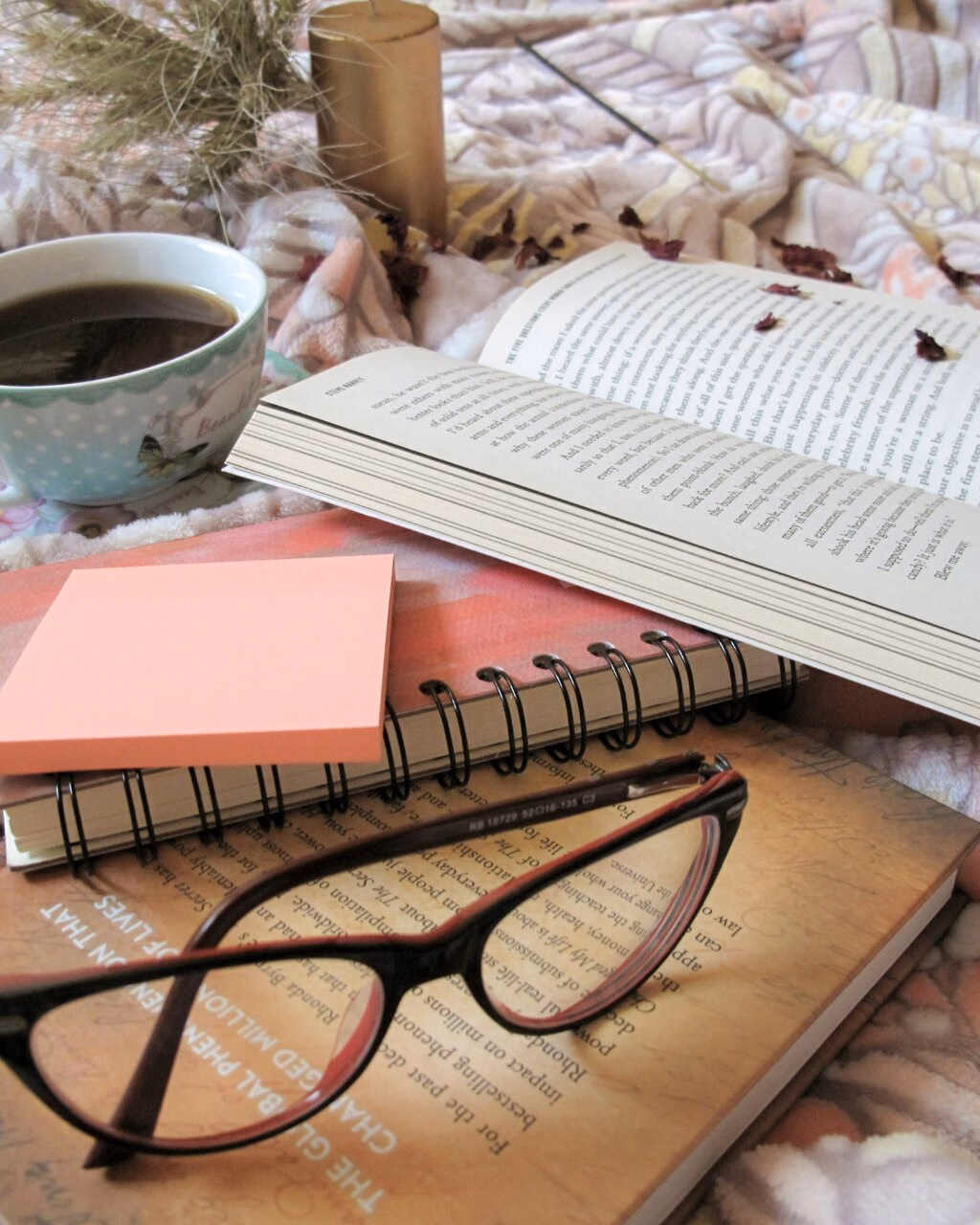 Buch und Kaffee im Bett