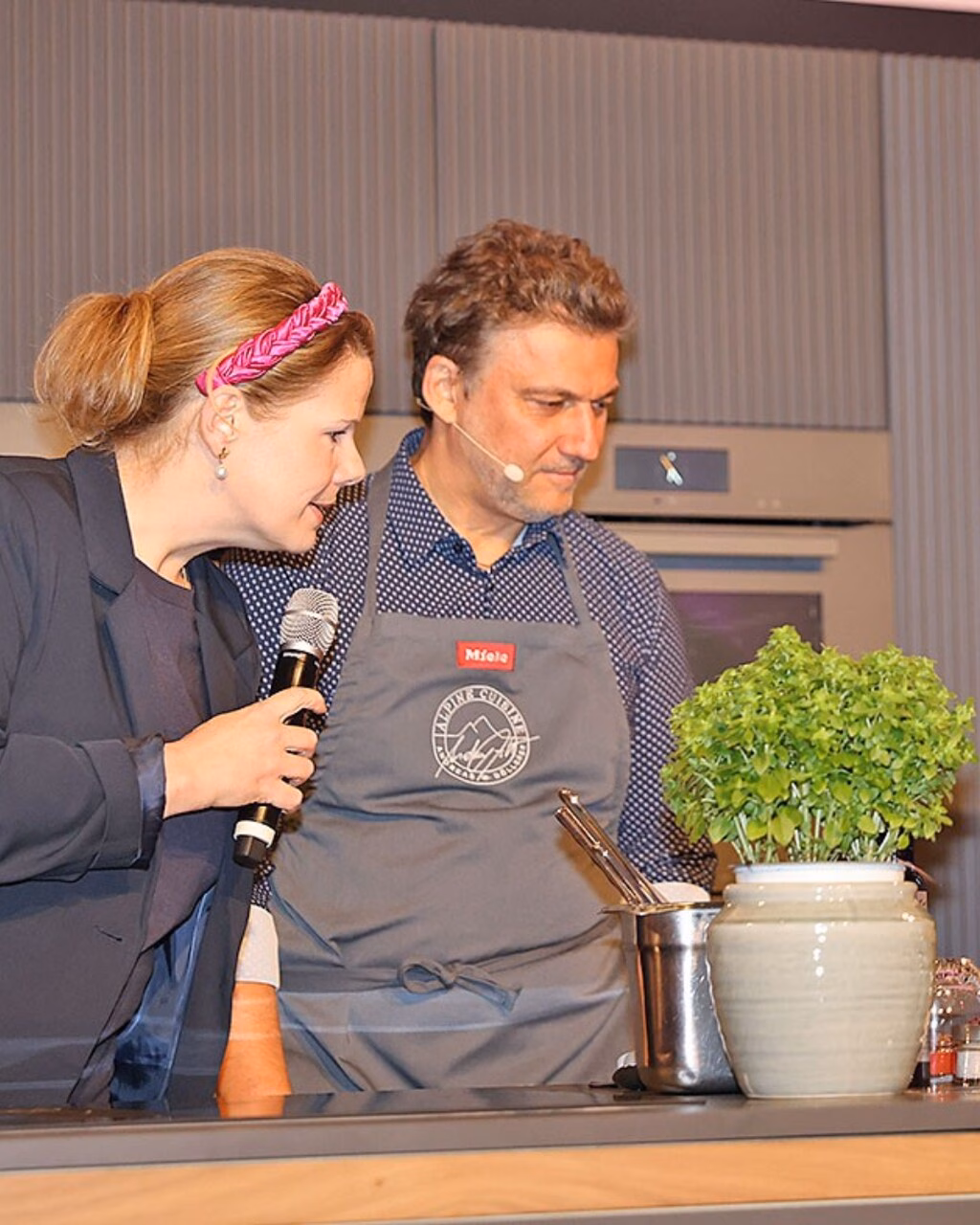 Interessierte Blicke von Moderatorin Michaela Hessenberger und Jonas Kaufmannn verfolgen Andreas Döllerers Handwerk. © Uwe Brandl