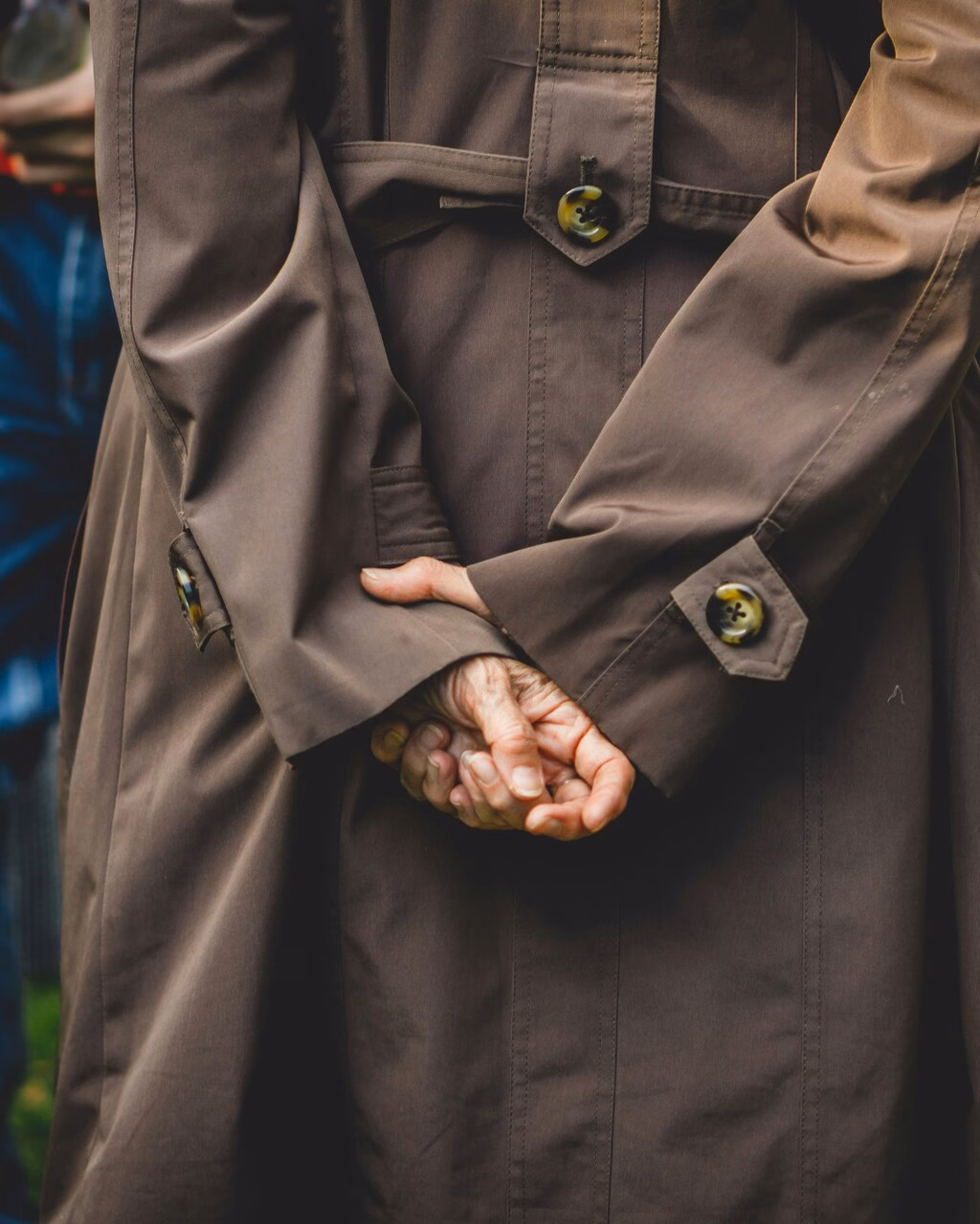 Übergangsjacke bei Männern, Trenchcoat von hinten