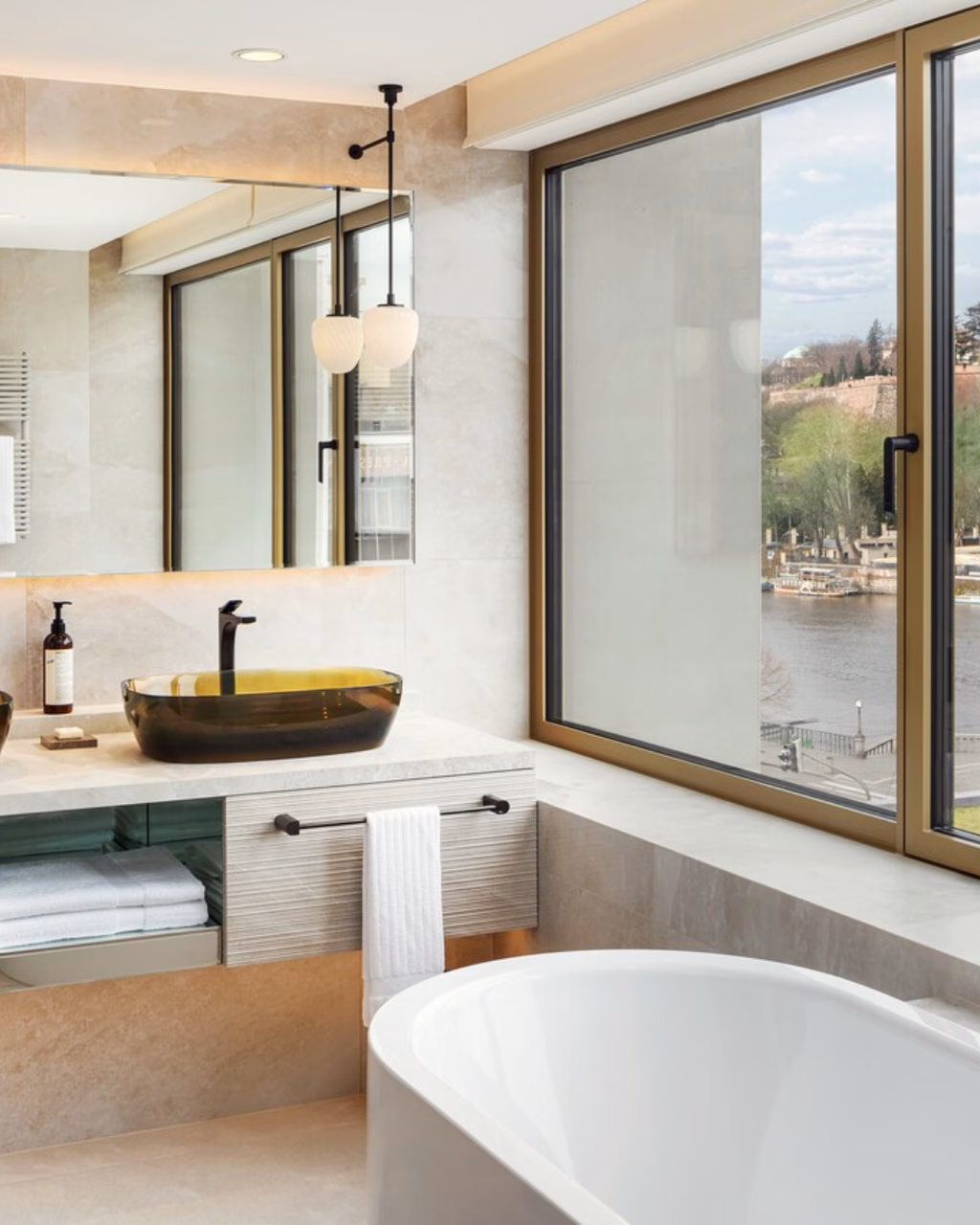 Badezimmer in Fairmont Golden Prague
