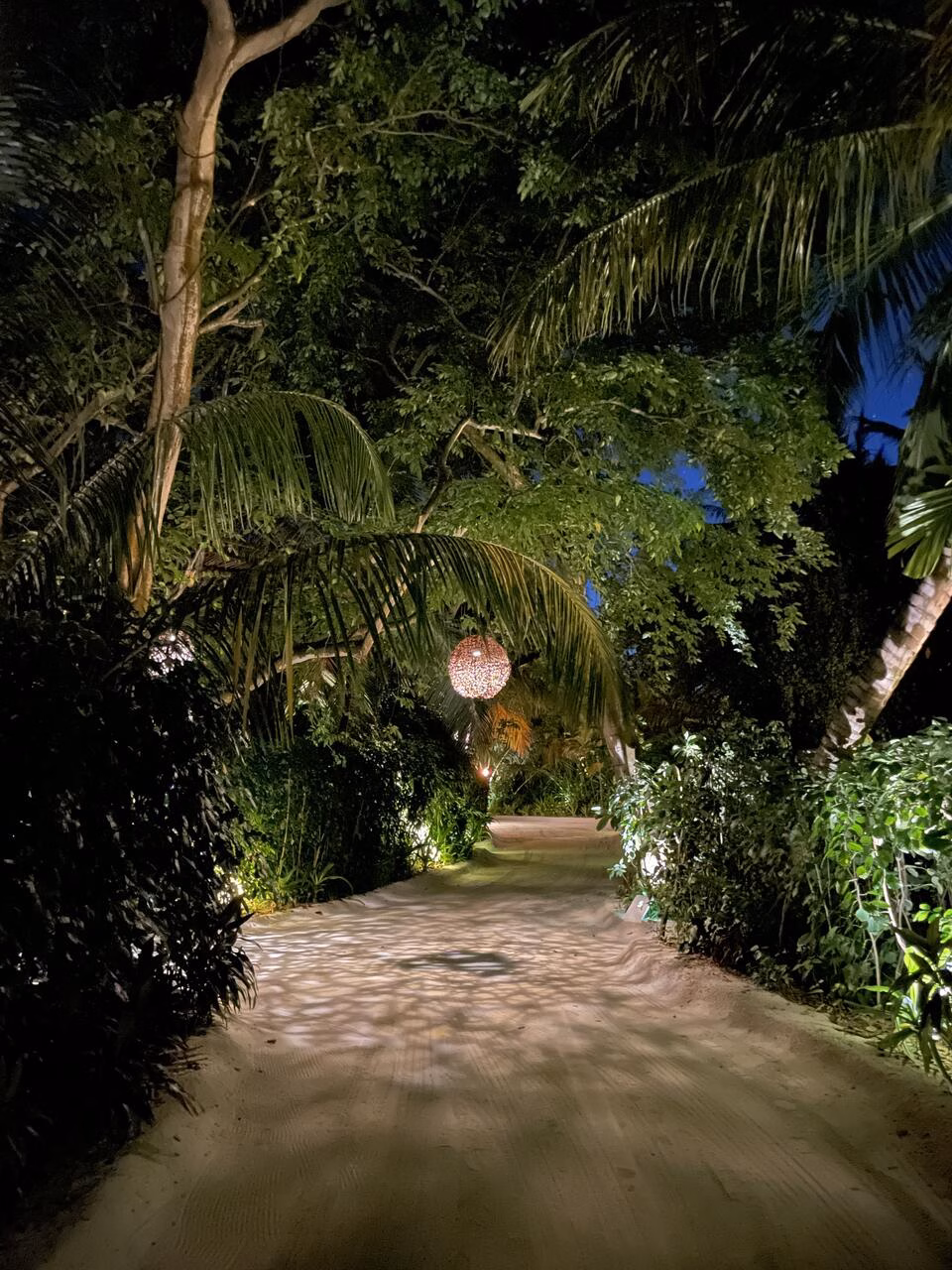 Huvafen Fushi bei Nacht