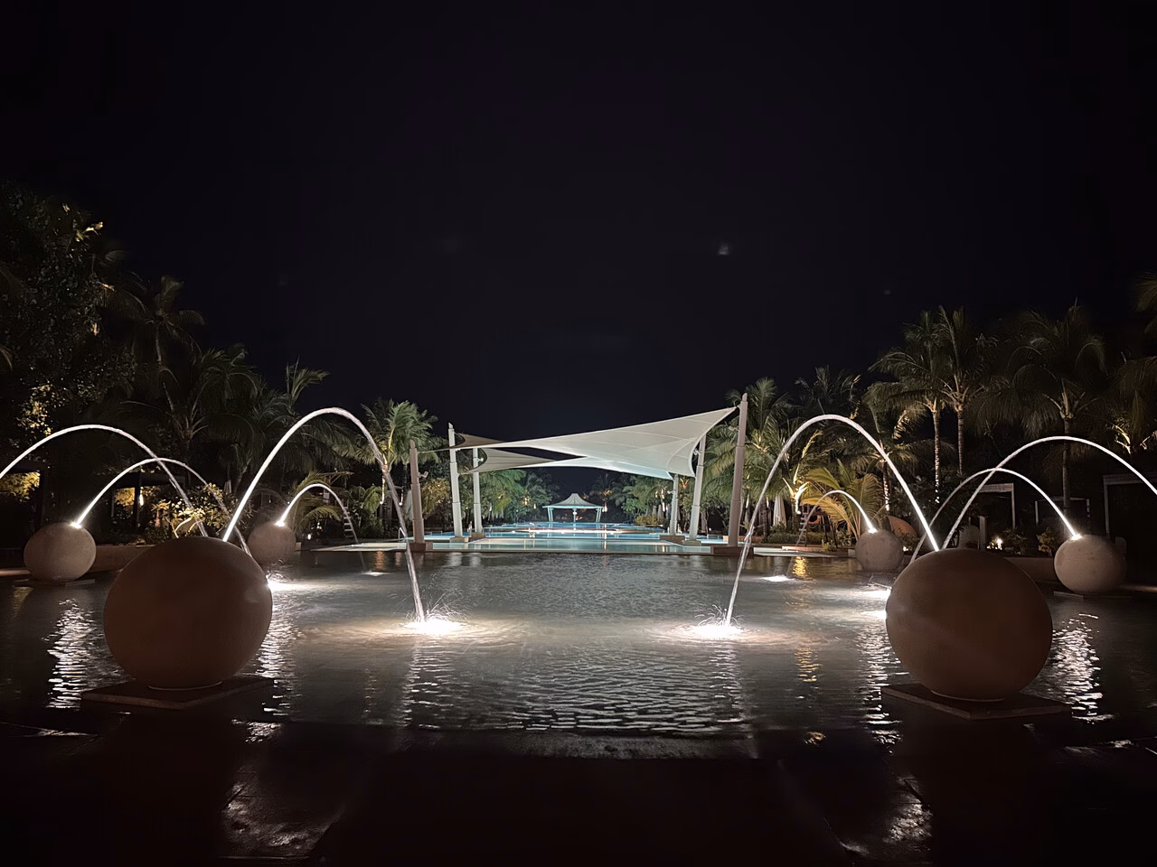 Pool Kuda Villingili bei Nacht