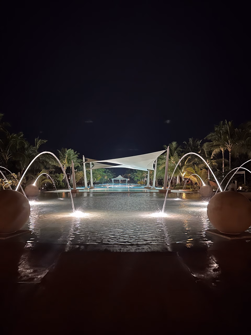 Pool Kuda Villingili bei Nacht