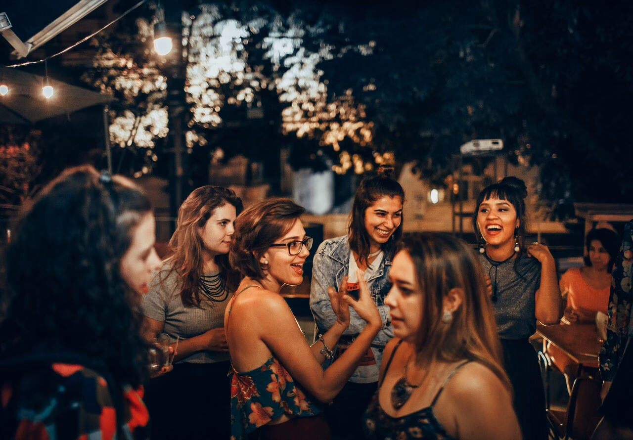 Menschen draußen trinken