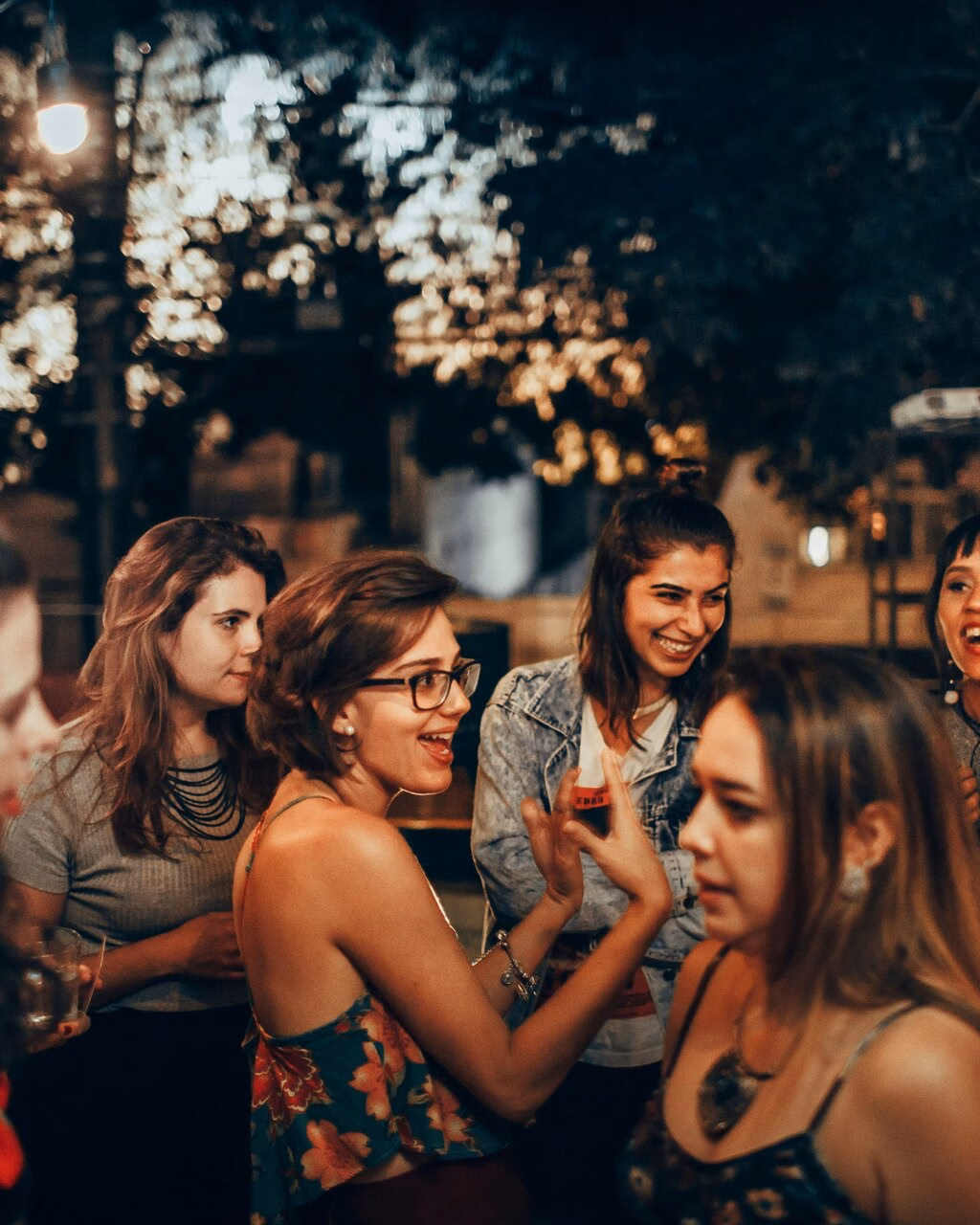 Menschen draußen trinken