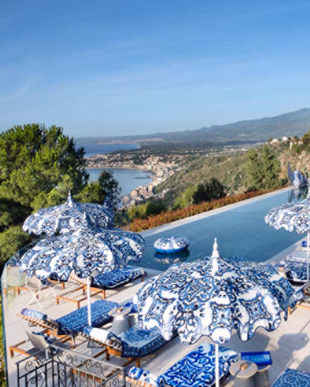 Dolce & Gabbana Takeover Sizilien Pool