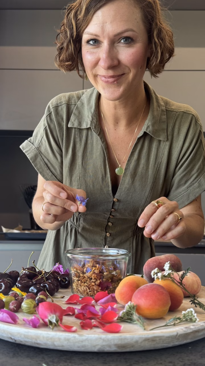 Kräutermadame Alexandra Klein macht sommerliches Blüten-Granola mit Eis.