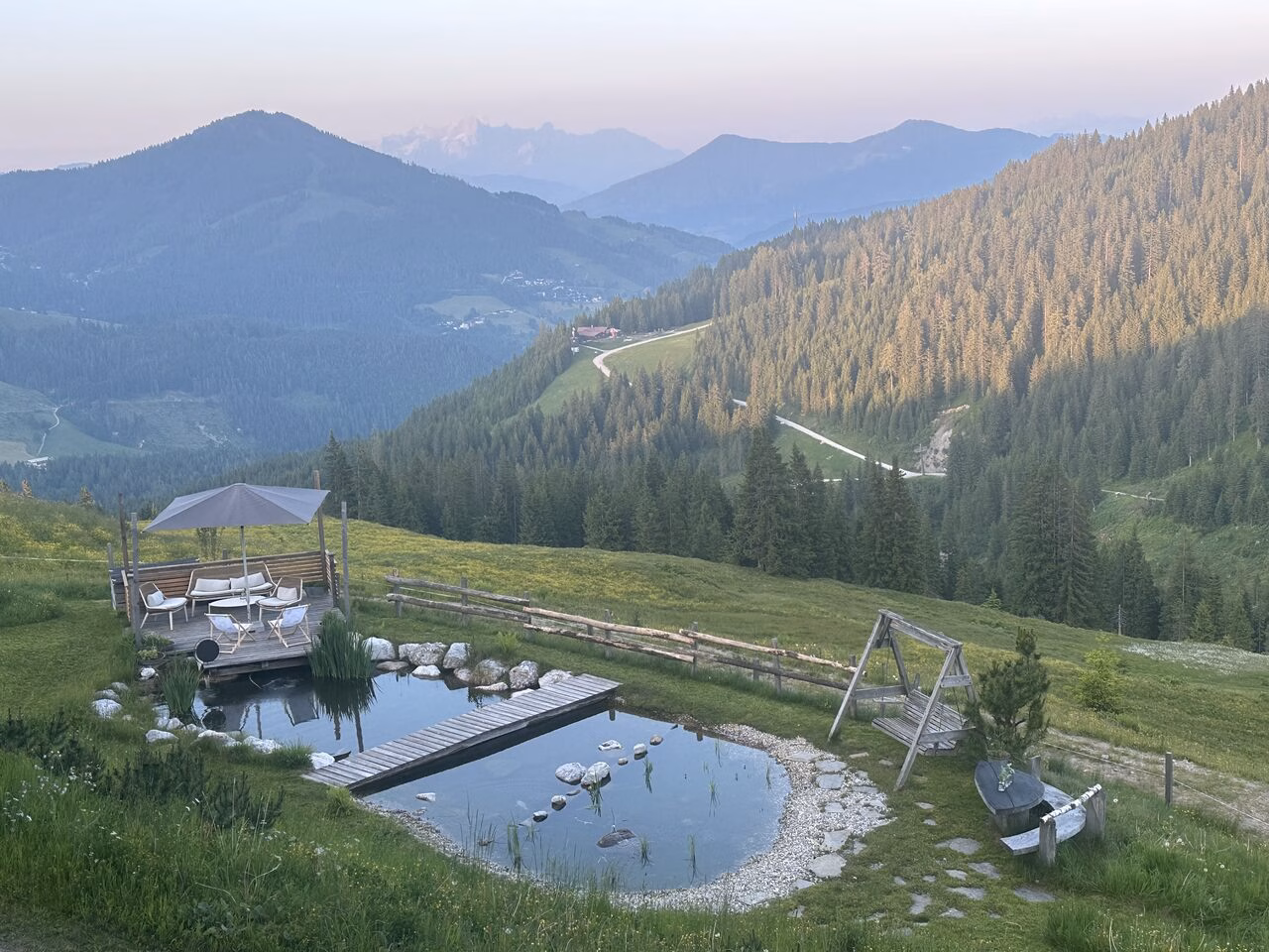 Tiergartenalm Almspielplatz bei Sonnenuntergang