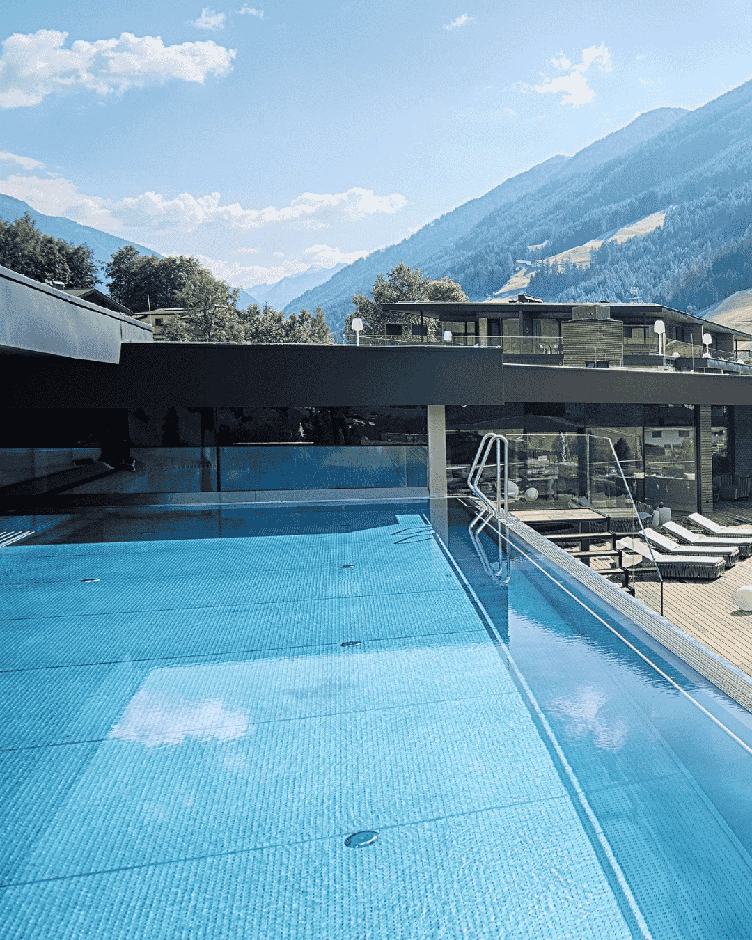 Exklusiver Pool der Amonti Lunaris Sky Lounge