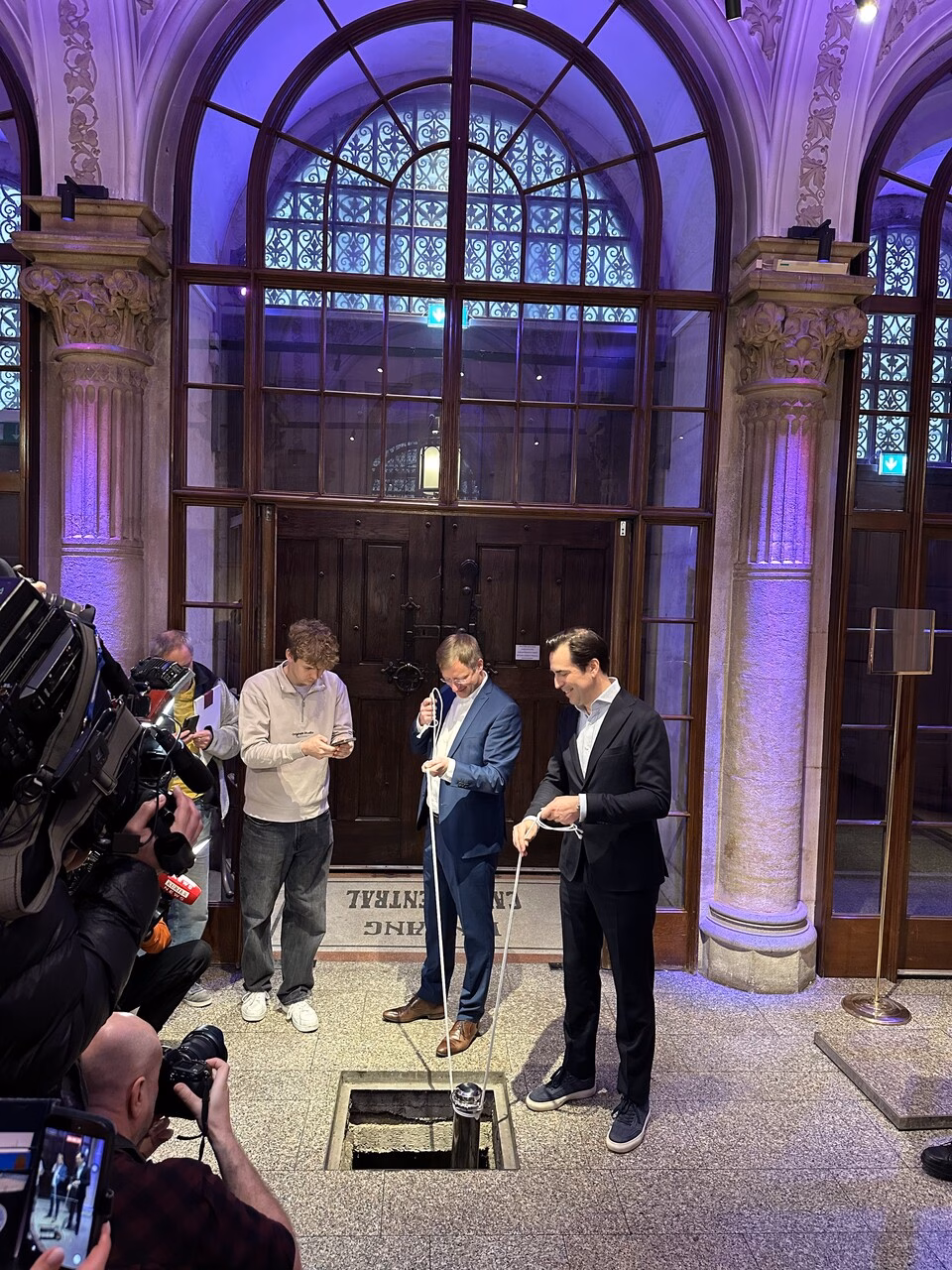 Kay Fröhlich, GF Palais Events (rechts), Architekt Peter Klein (Mitte), Martin Winkler, CEO VERKEHRSBUERO (links) versenken eine Zeitkapsel. © The Chill Report