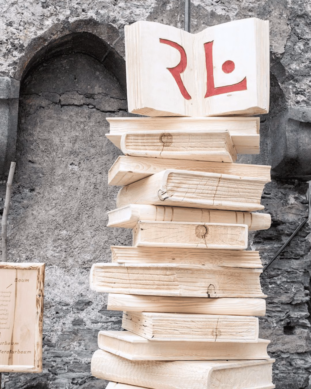 Literaturbaum vor dem Mesnerhaus in Rauris