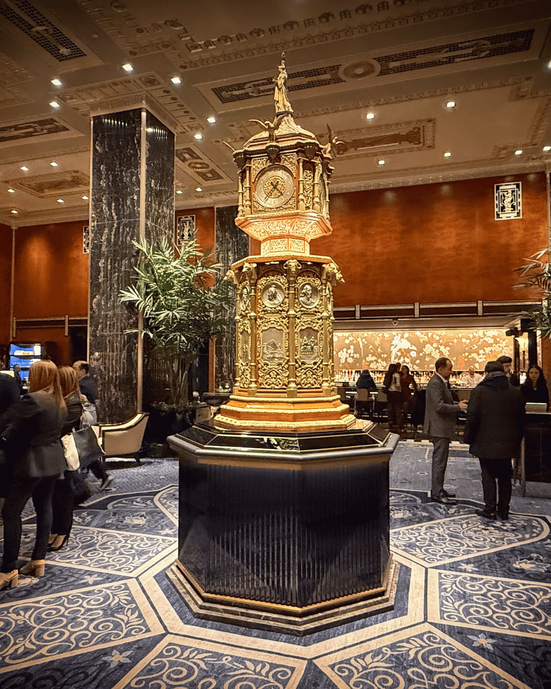 Die Uhr im Waldorf Astoria ist bereits im Trailer kurz zu sehen. Quelle. Lisa-Marie Leuteritz