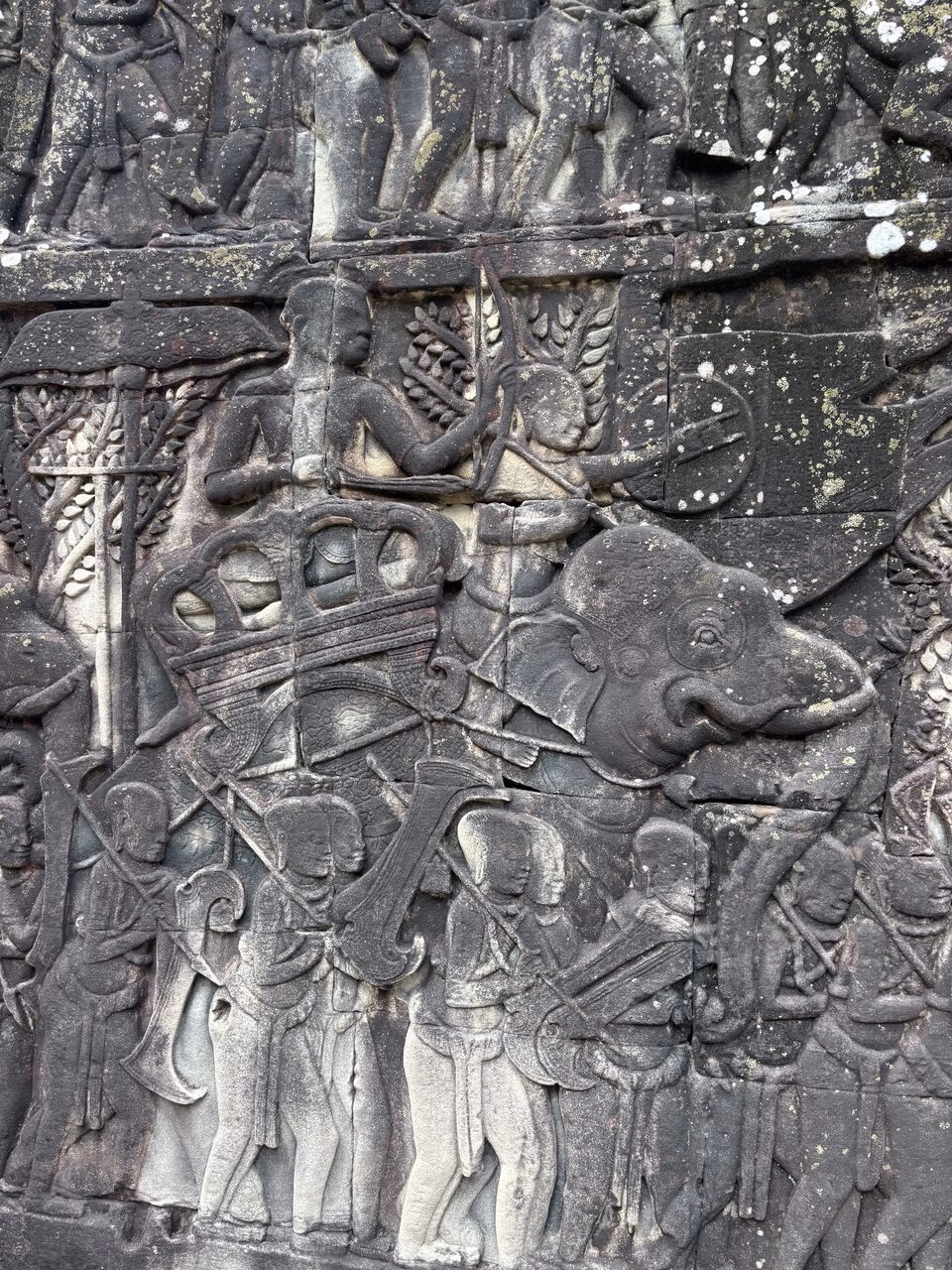 Die Wände der kambodschanischen Tempel, hier Bayon, erzählen Geschichten