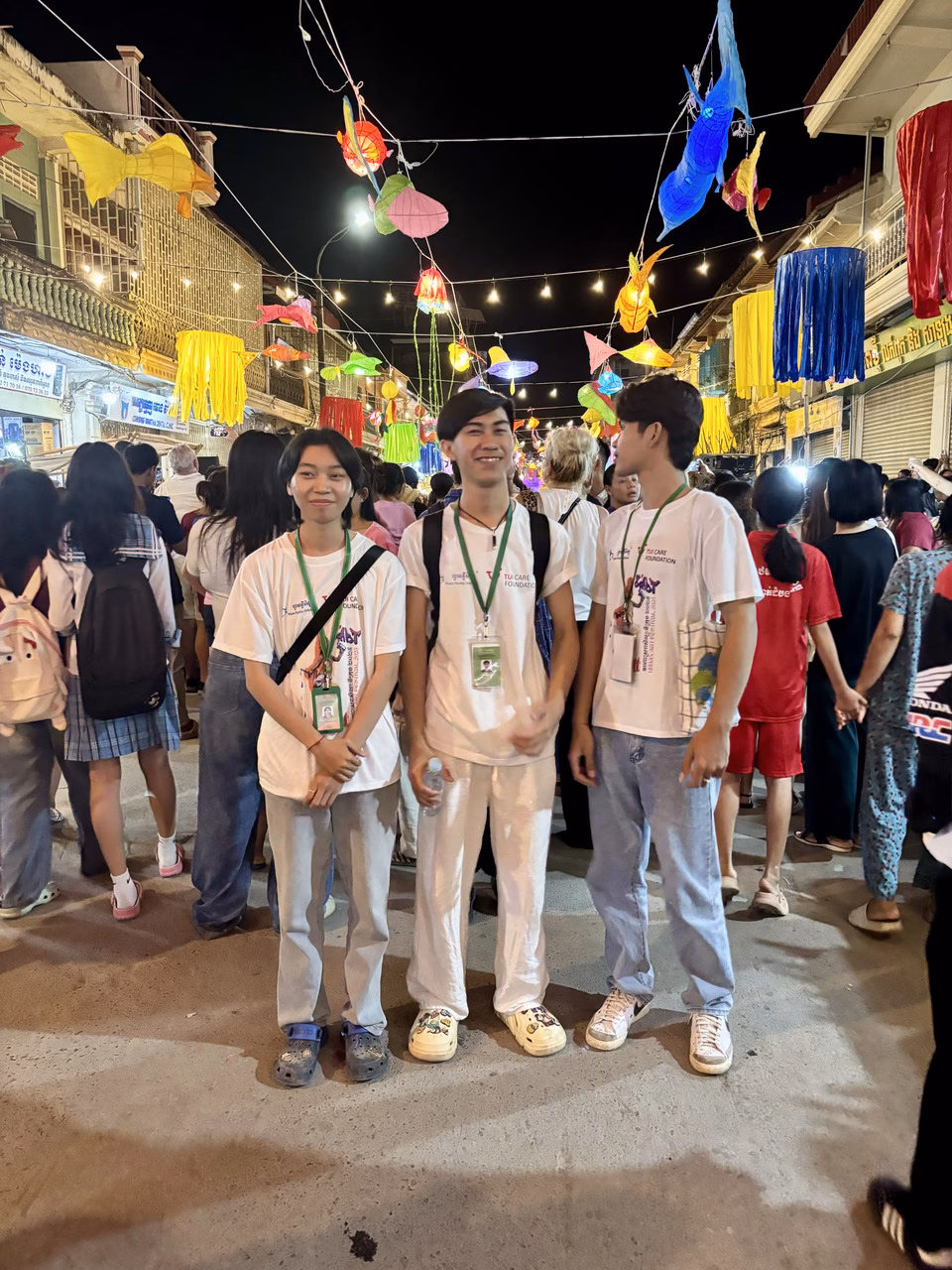 Eng, Tep und Sey zeigen stolz ihre Lampions beim S'Art Festival in Battambang. © Conny Derdak