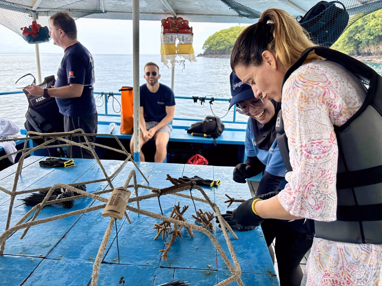 Leons Team zeigt den Besucherinnen und Besuchern, wie die Korallen an die Reef Stars angebracht werden. © Conny Derdak