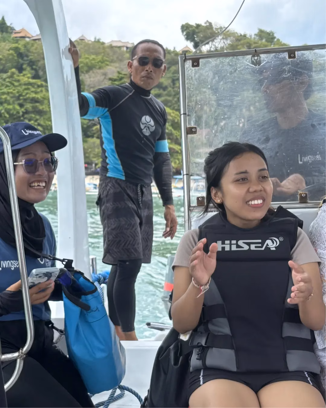 Putu (re.) weiss, dass die Einheimischen früher Korallen im großen Stil geerntet haben