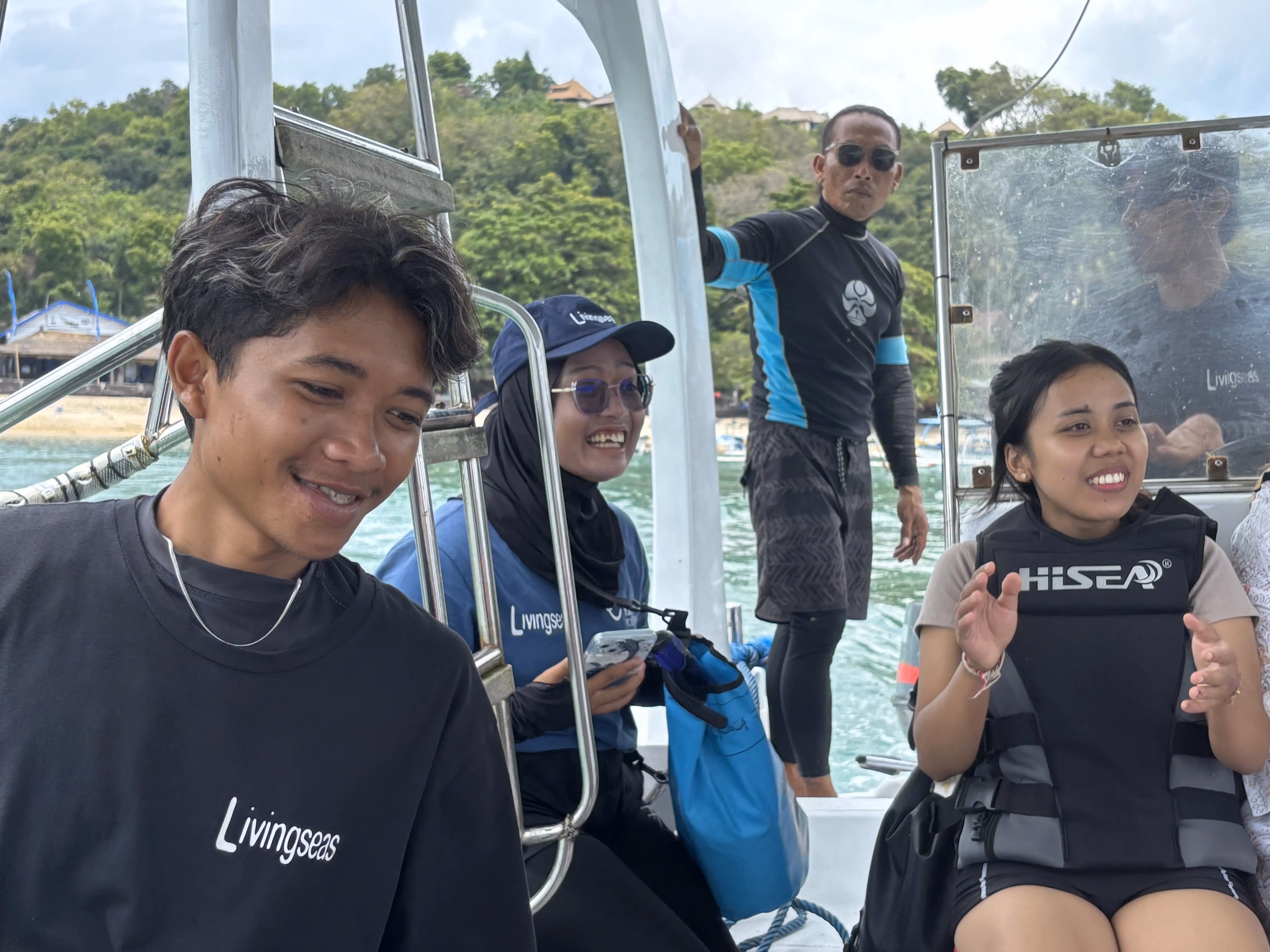 Putu (re.) weiss, dass die Einheimischen früher Korallen im großen Stil geerntet haben. © Conny Derdak