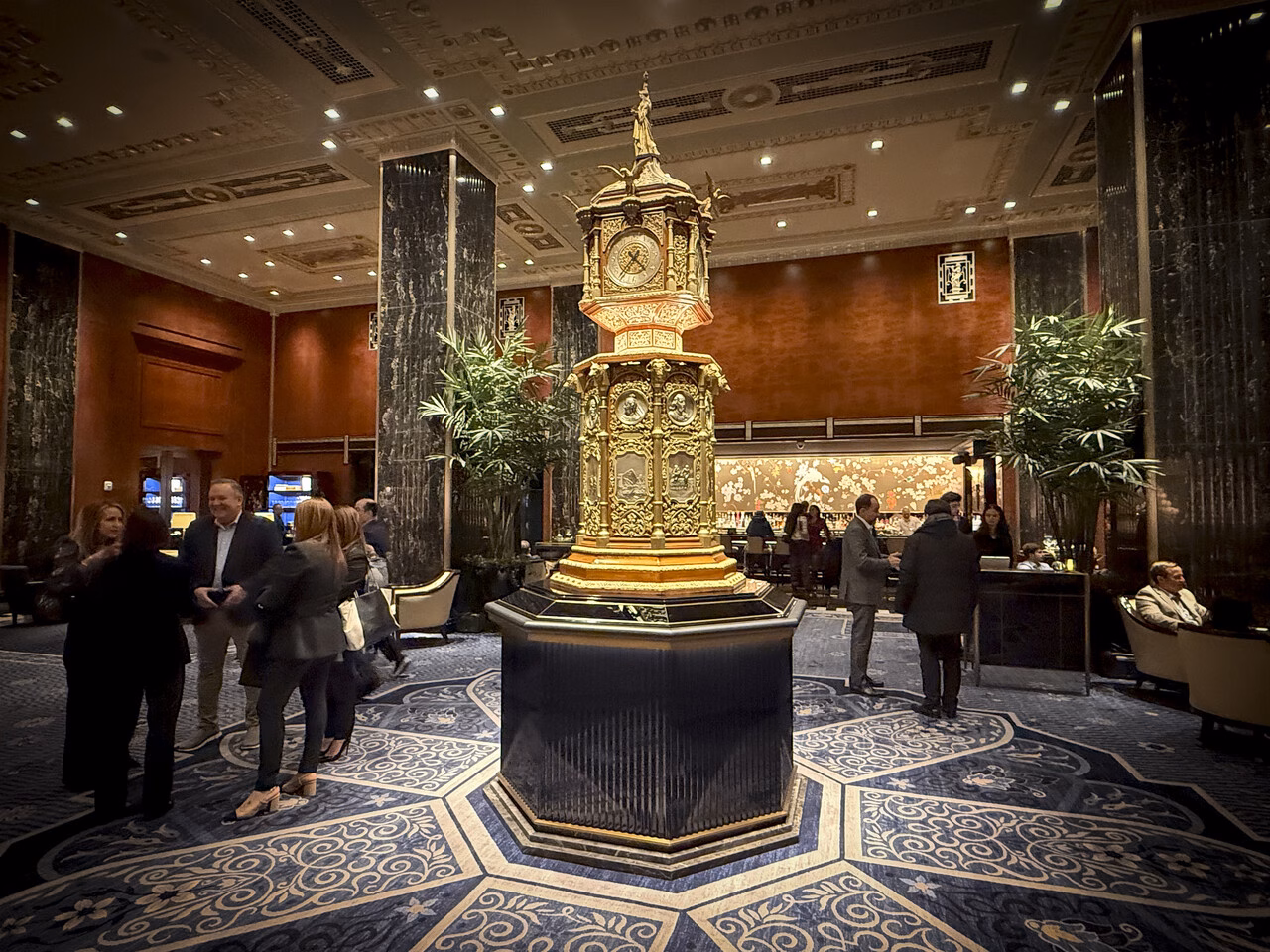 Die Uhr im Waldorf Astoria ist bereits im Trailer kurz zu sehen. Quelle. Lisa-Marie Leuteritz