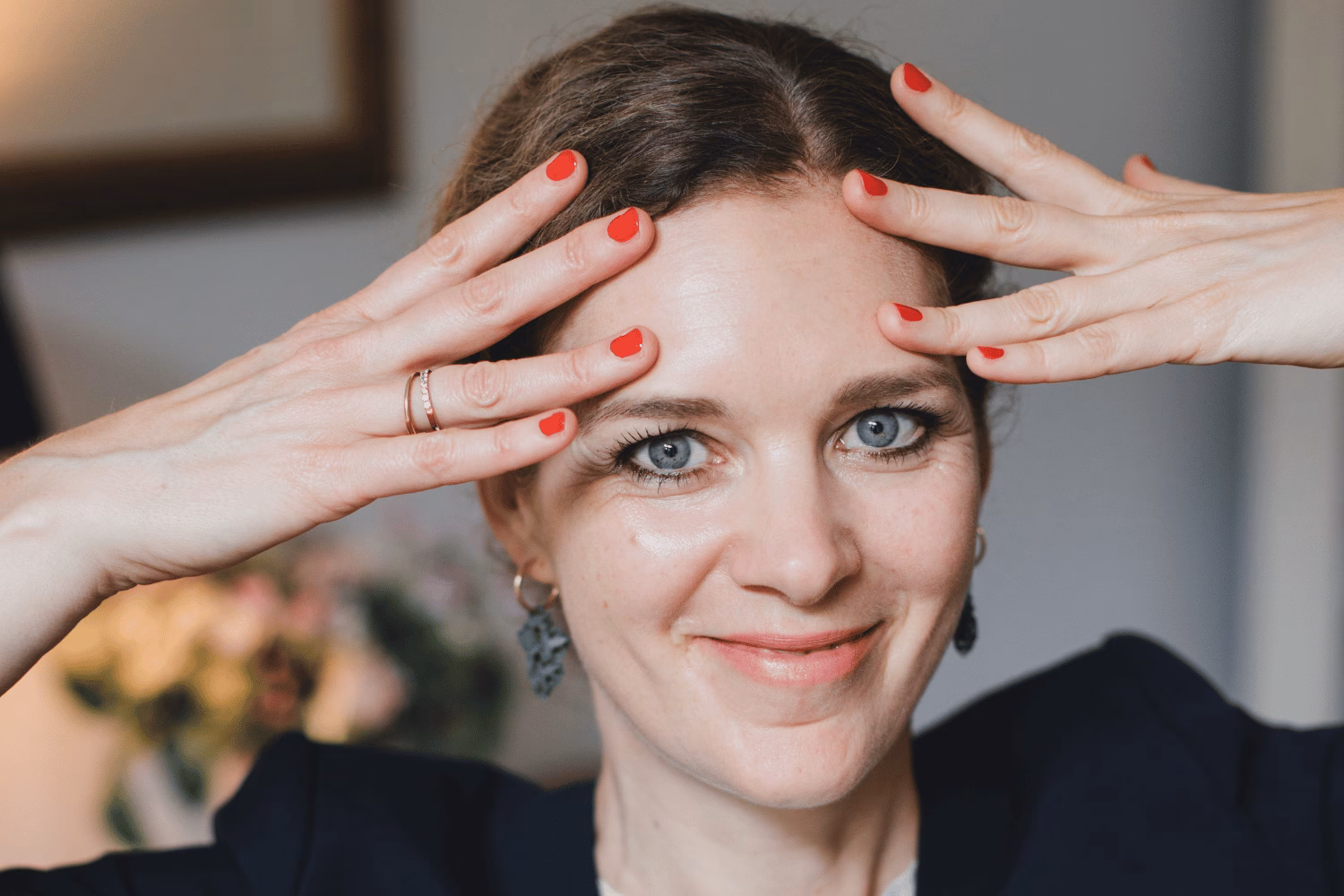 Glatte Stirn ohne Botox mit Training und Fingern