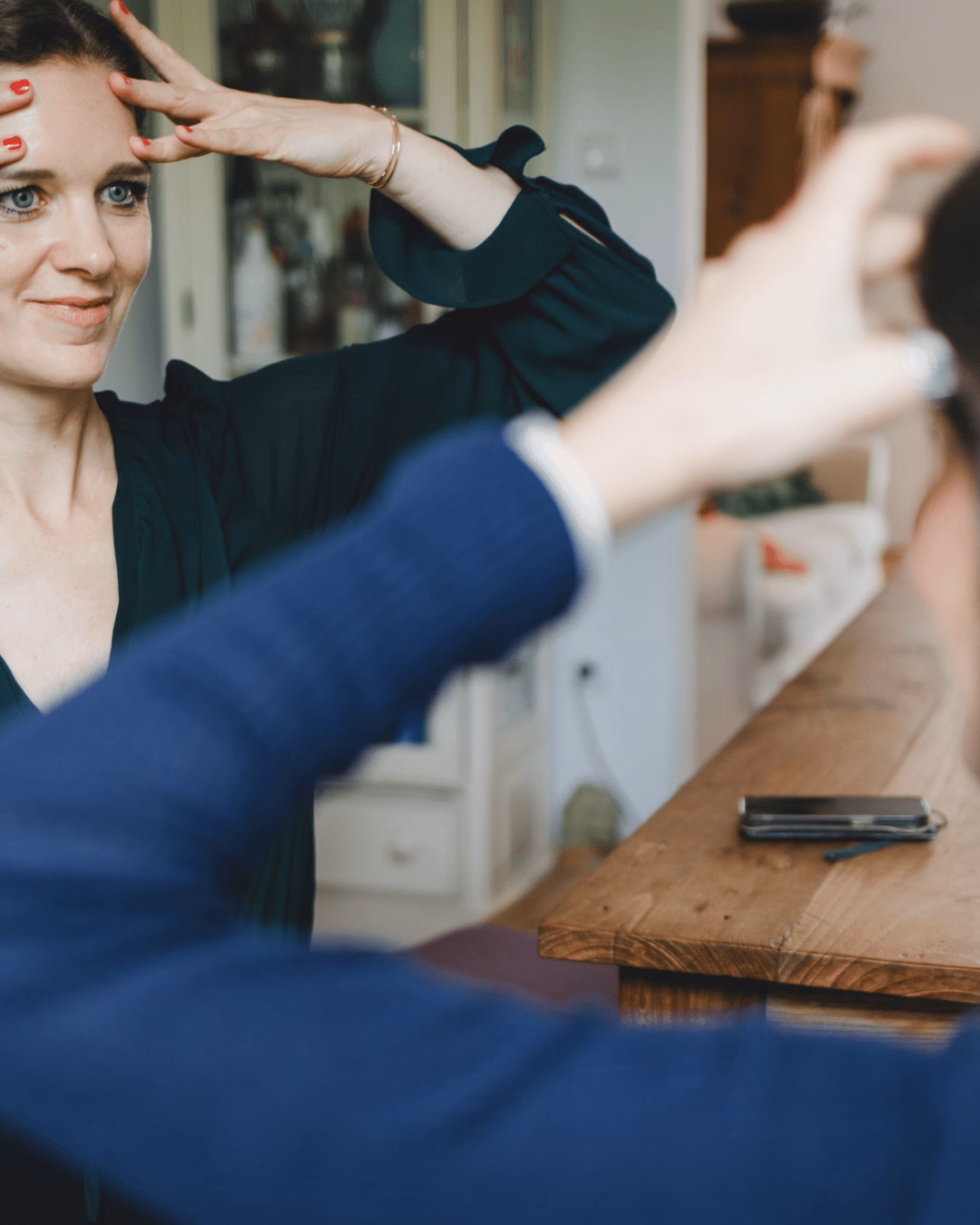 Glatte Stirn ohne Botox - Constanze Sixt zeigt, wie das geht