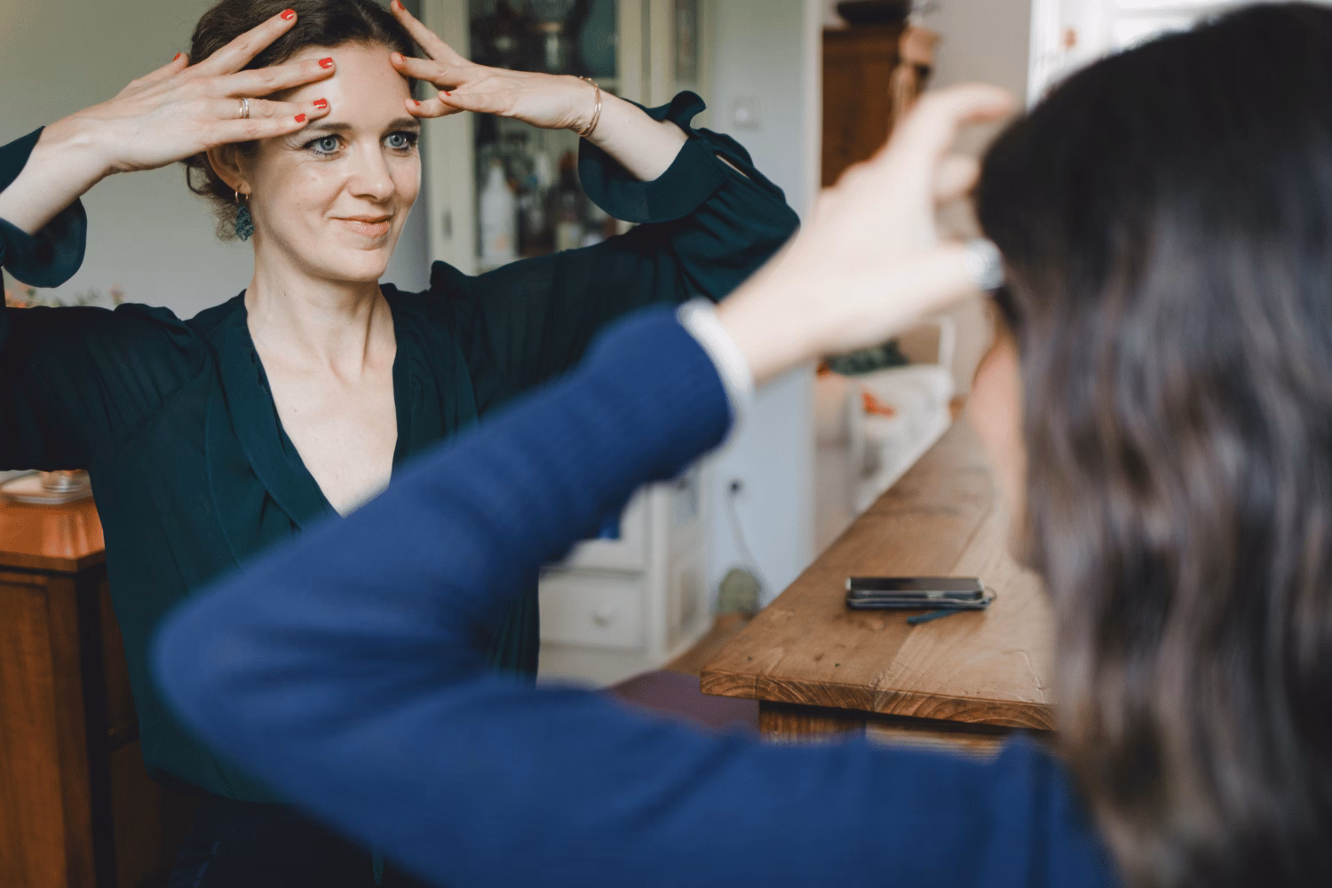 Glatte Stirn ohne Botox mit Training und Fingern