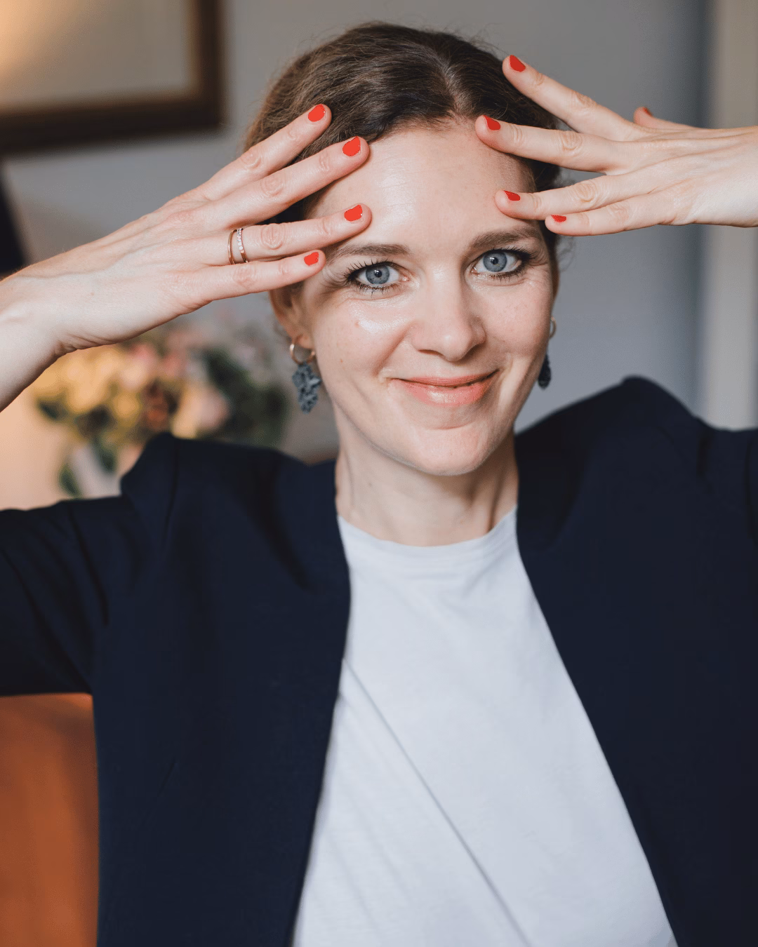 Glatte Stirn ohne Botox mit Training und Fingern