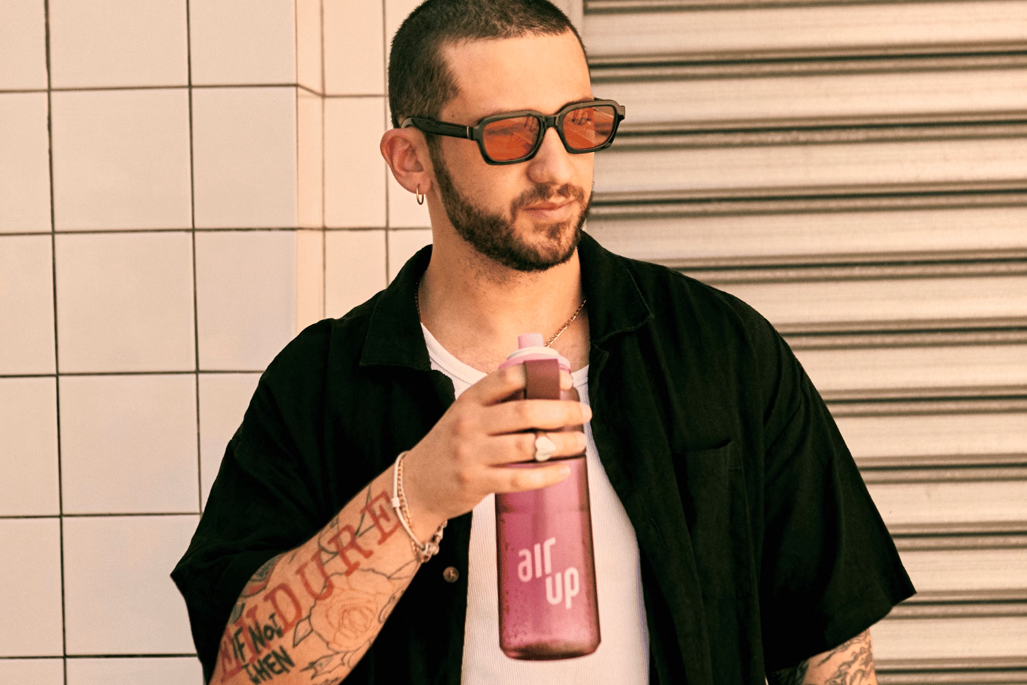 Mann mit air up Flasche