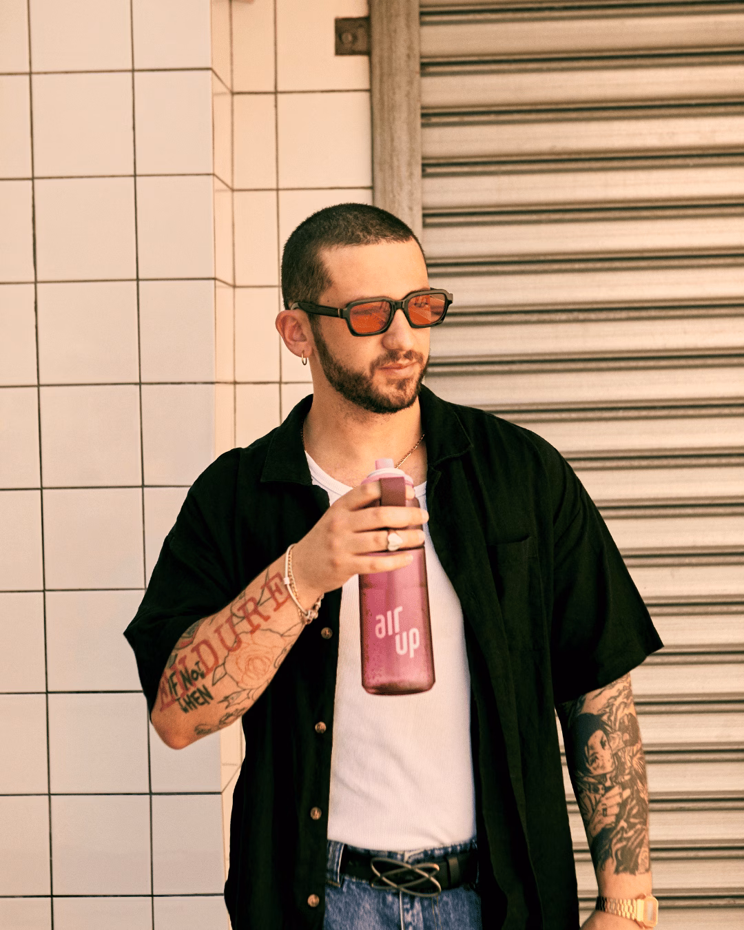 Mann mit air up Flasche