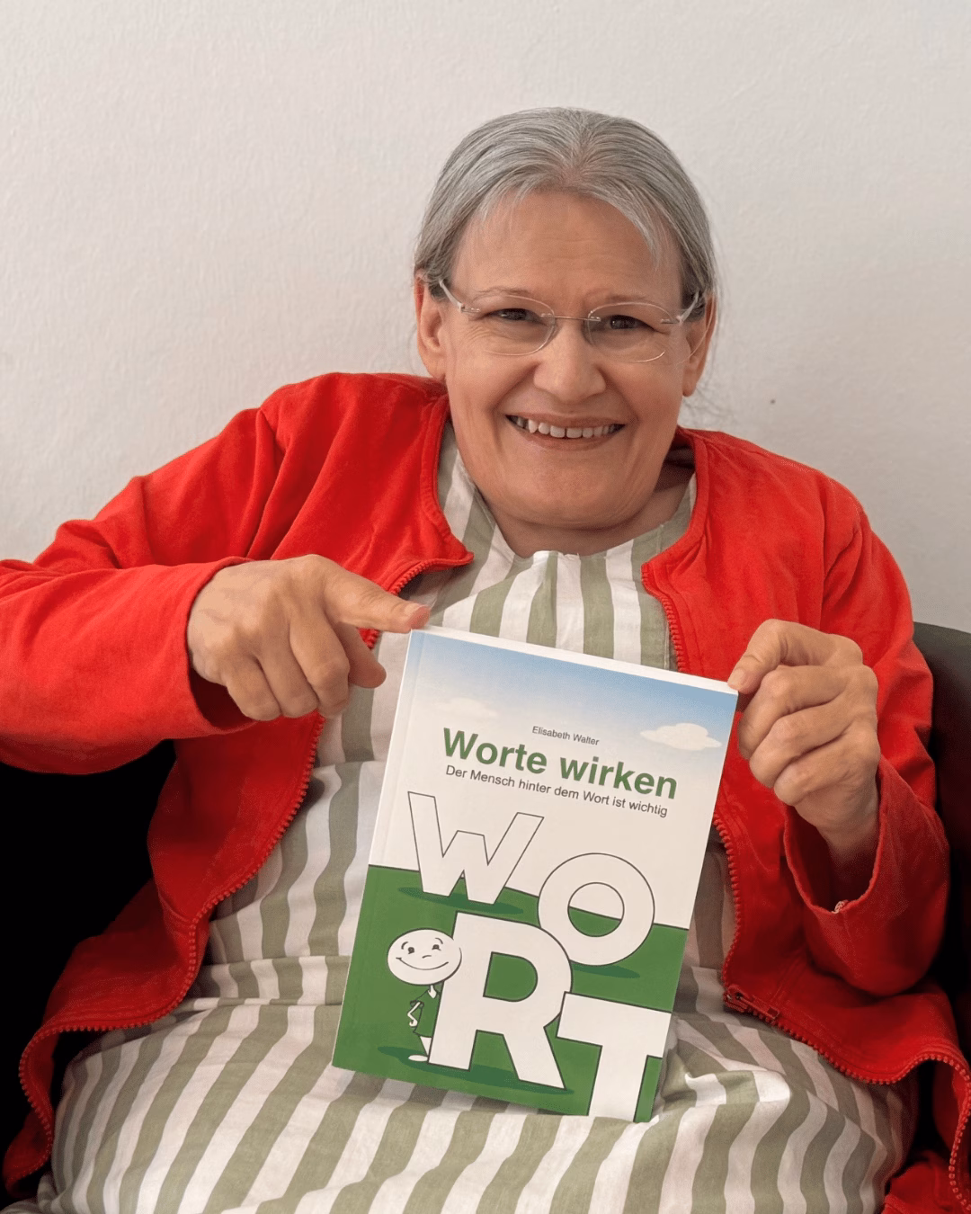 Elisabeth Walter mit ihrem vierten Buch "Worte wirken" © Michaela Hessenberger