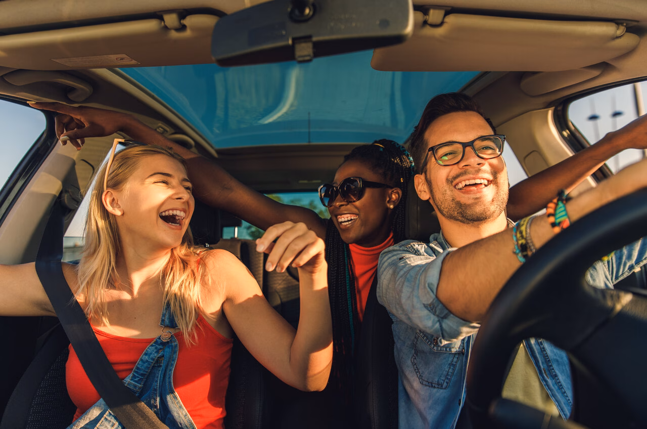 Freunde im Auto