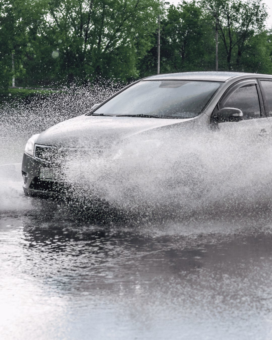 Auto fährt durch Pfütze