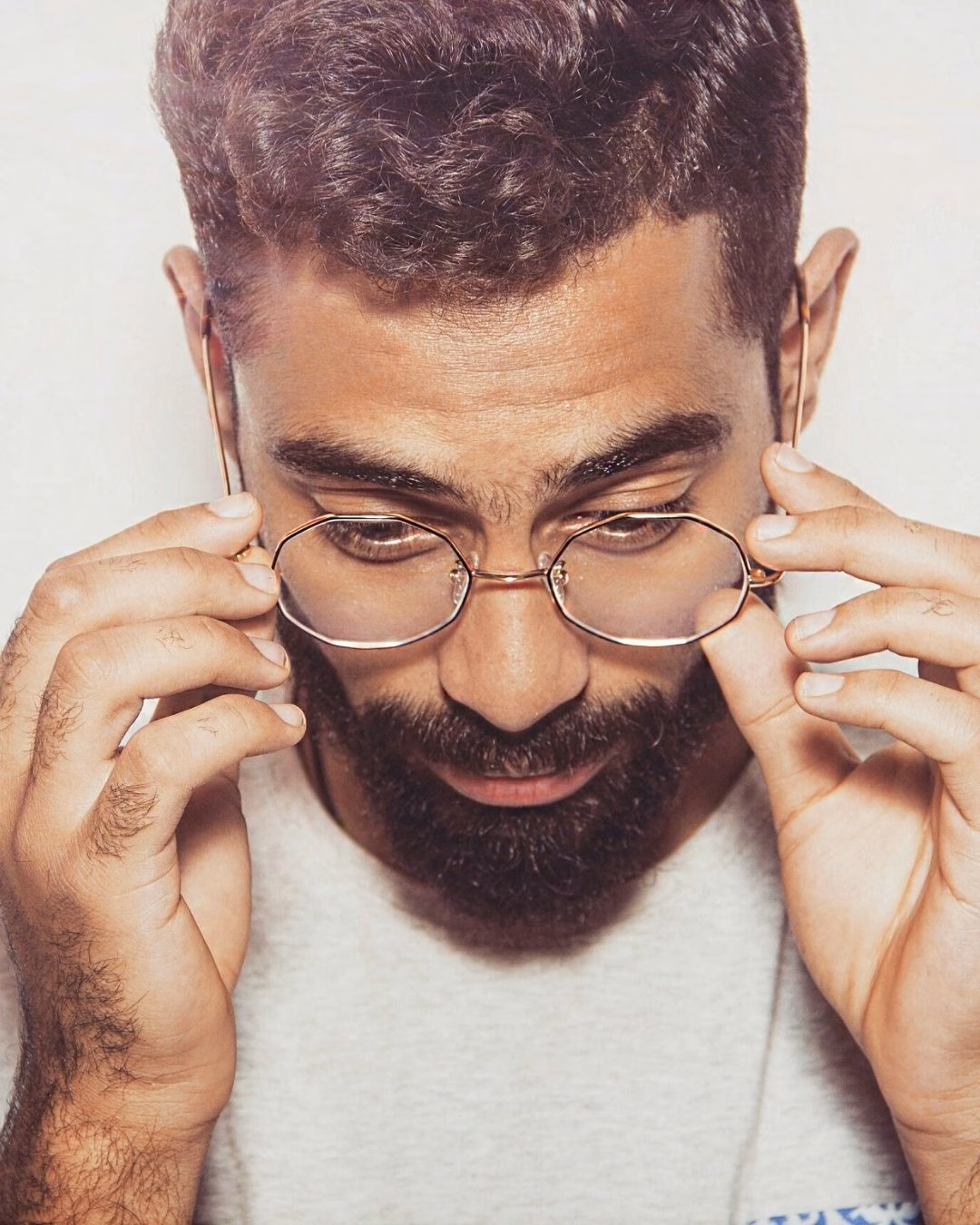 Mann mit schmaler Brille