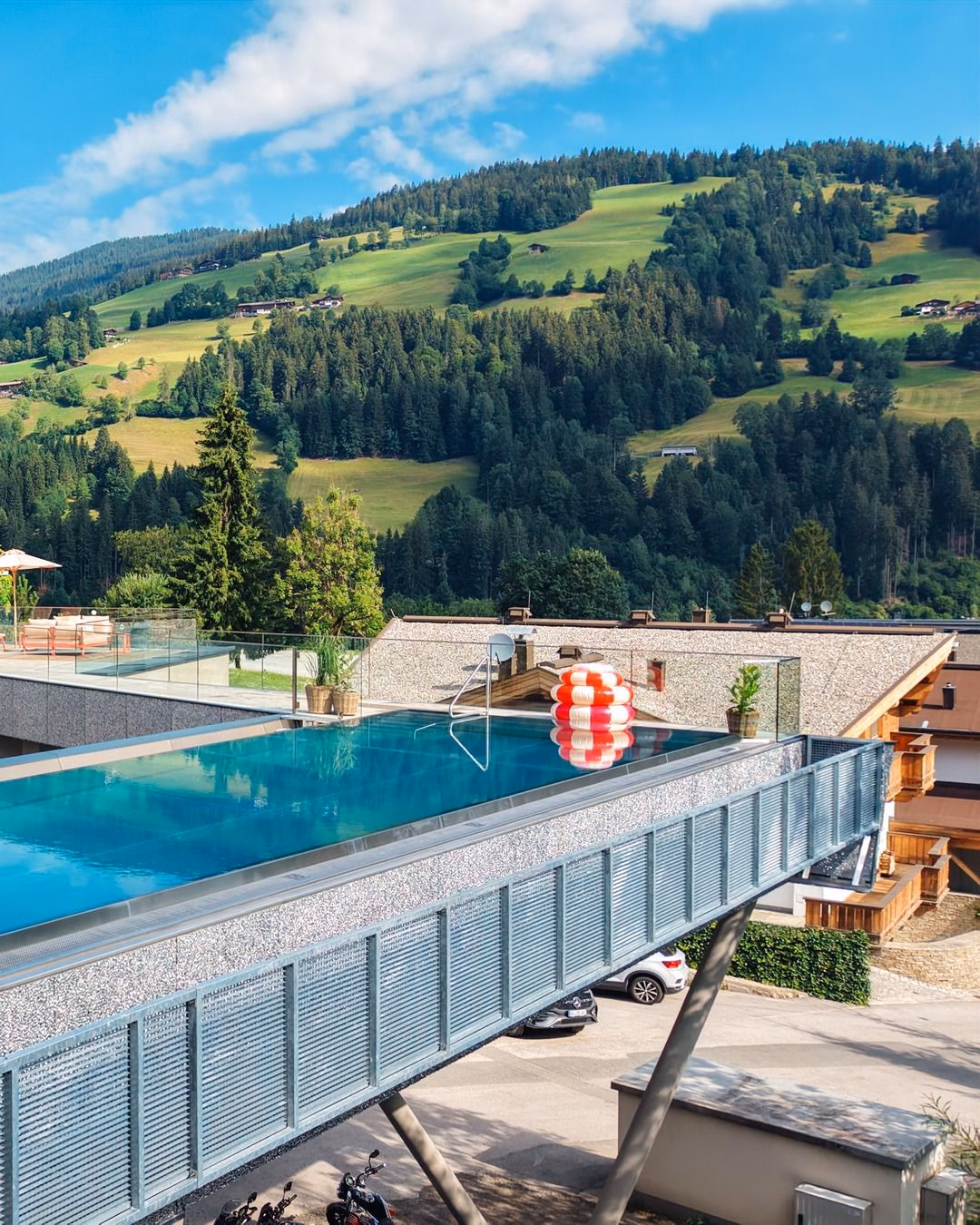 Der neue Panorama-Pool mit Blick auf die sanften Berge Tirols. © Minglers Sportalm