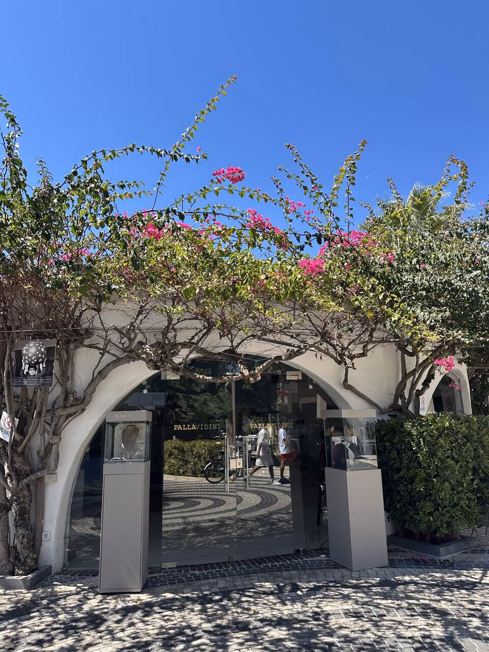 Shops offerieren Mode und Kosmetik. © The Chill Report